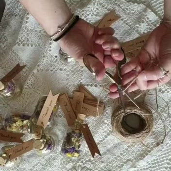 בקבוקון קסם בקבוק קטנצ'יק הכולל פרחים מיובשים בתוספת שמן אתרי לבנדר ,להגיד למישהו או מישהי  "תודה "  "מזל טוב" מתנה קטנה שנותן הרבה כוח ורוגע