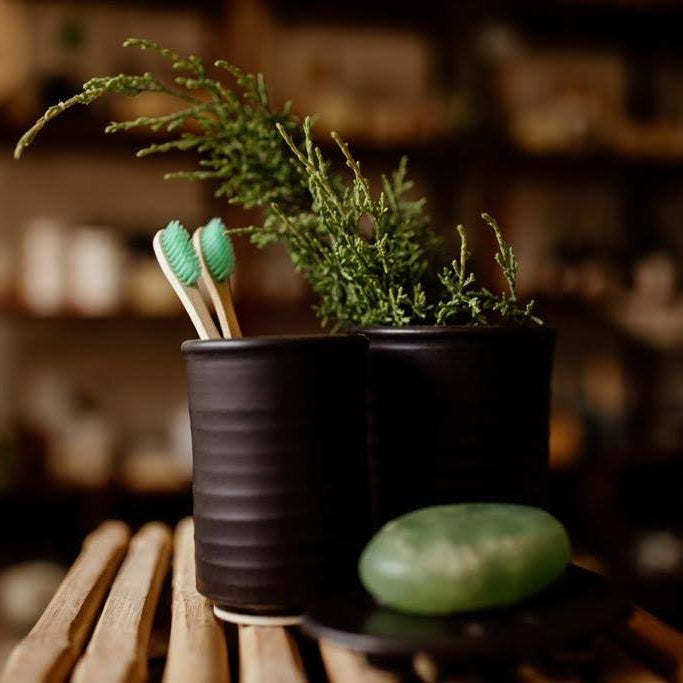 כלי קרמיקה למברשת ומשחת שיניים