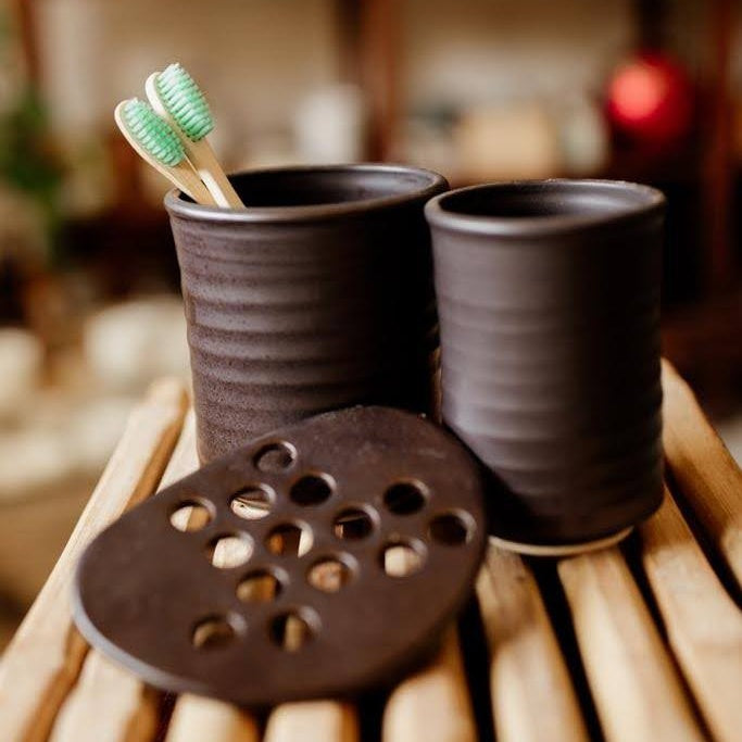 כלי קרמיקה למברשת ומשחת שיניים