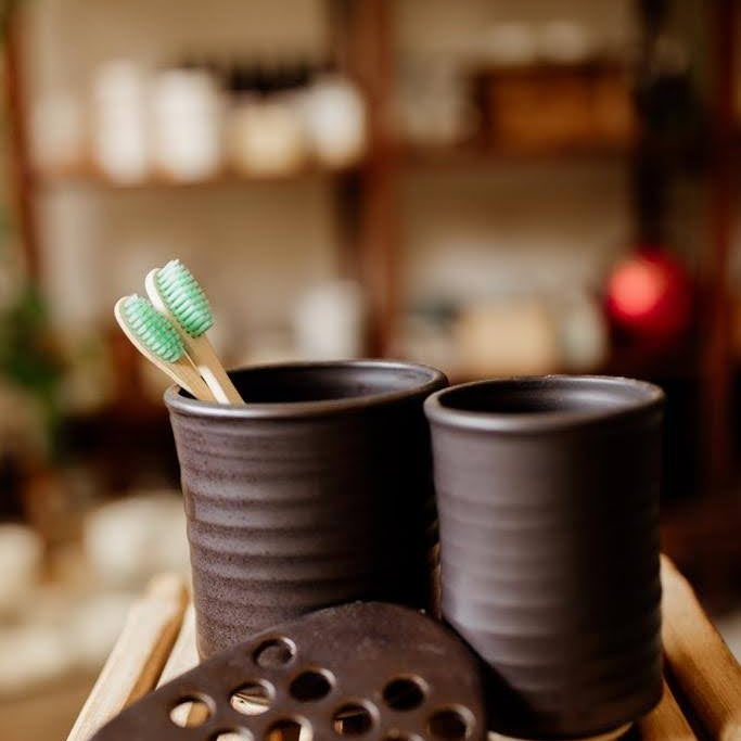 כלי קרמיקה למברשת ומשחת שיניים