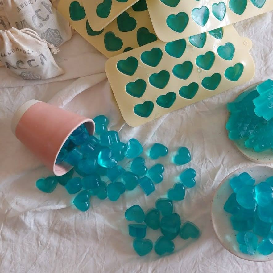 סבוני לבבות קטנים בצבע כחול-שקוף