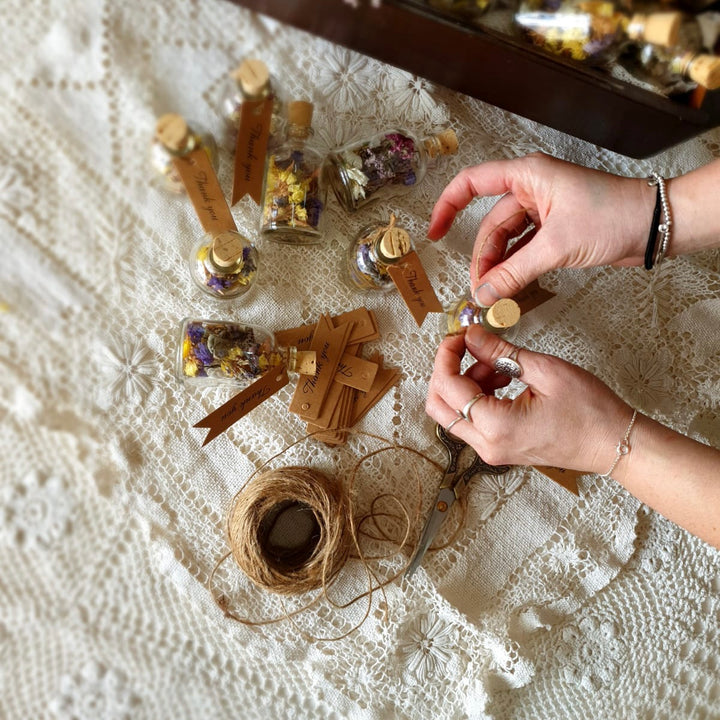 בקבוקון קסם בקבוק קטנצ'יק הכולל פרחים מיובשים בתוספת שמן אתרי לבנדר ,להגיד למישהו או מישהי  "תודה "  "מזל טוב" מתנה קטנה שנותן הרבה כוח ורוגע