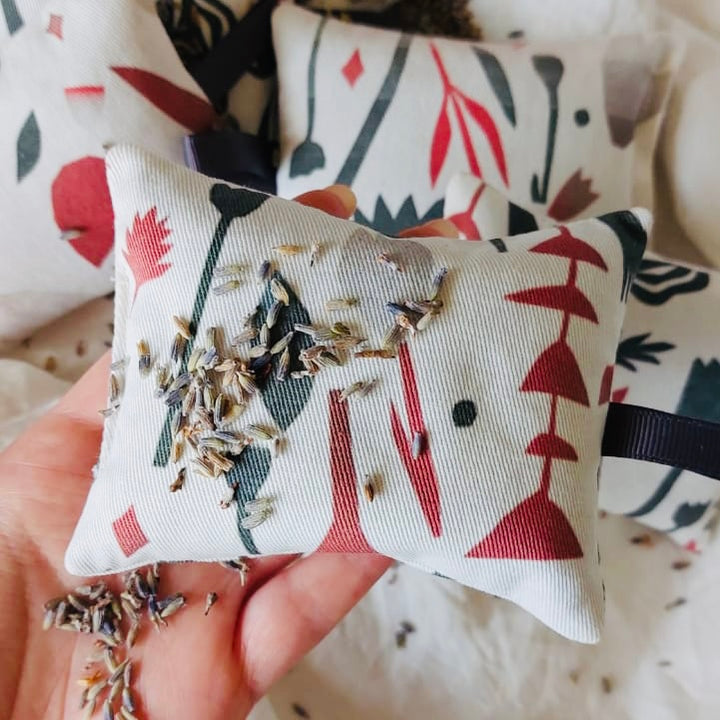 שקית לבנדר מעוטרת פרחים