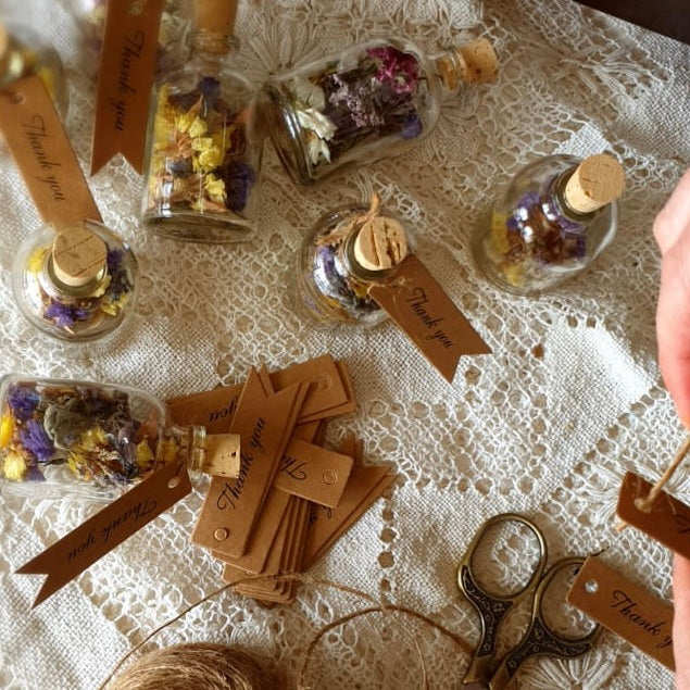 בקבוקון קסם הכולל פרחים מיובשים בתוספת שמן אתרי לבנדר