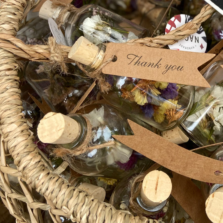 בקבוקון קסם בקבוק קטנצ'יק הכולל פרחים מיובשים בתוספת שמן אתרי לבנדר ,להגיד למישהו או מישהי  "תודה "  "מזל טוב" מתנה קטנה שנותן הרבה כוח ורוגע