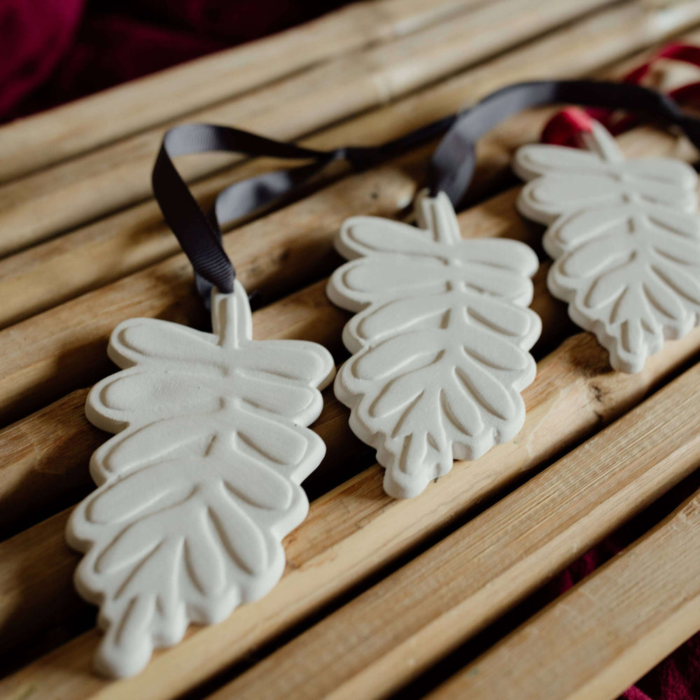 עלי ריח מקרמיקה עם חוט שחור ואדום