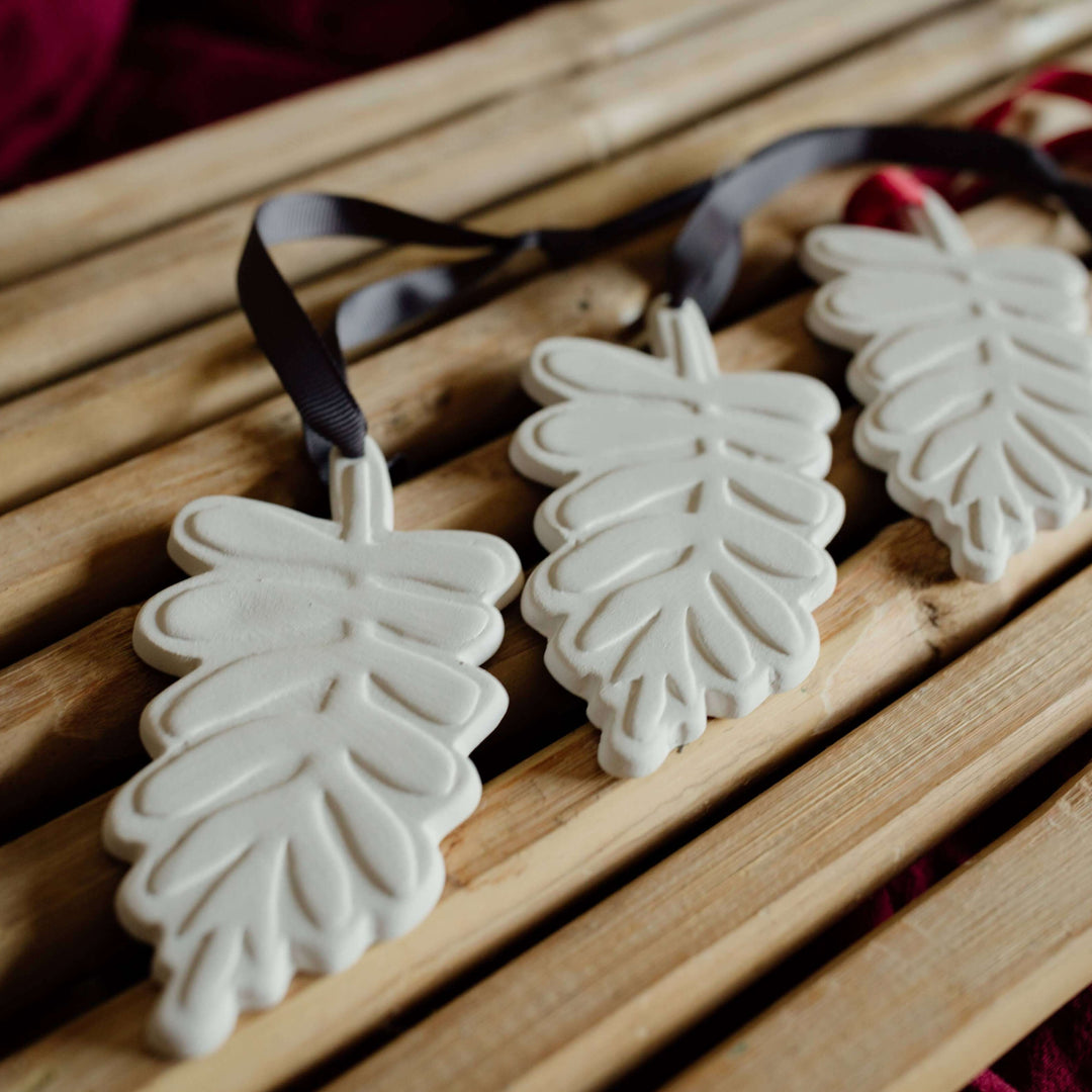 עלי ריח מקרמיקה עם חוט שחור ואדום